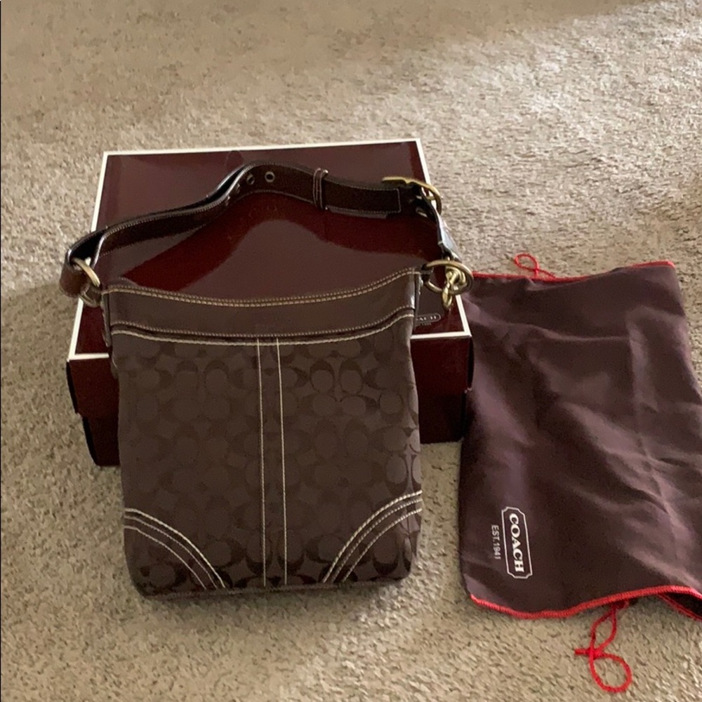 Coach brown shoulder bag.